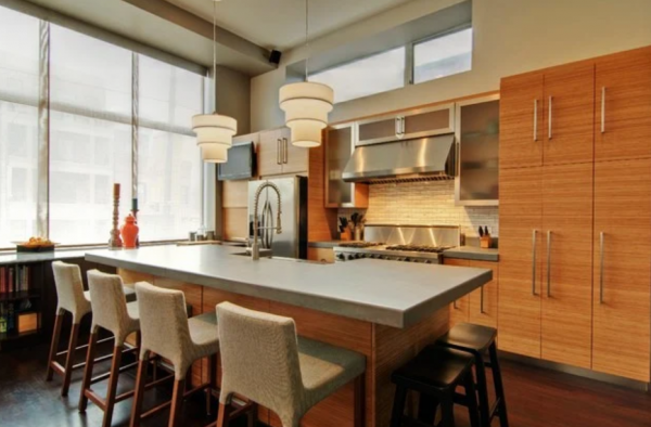 Dinding dengan aksen panel anyaman bambu